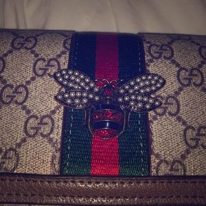 Chain strap green and red bee purse